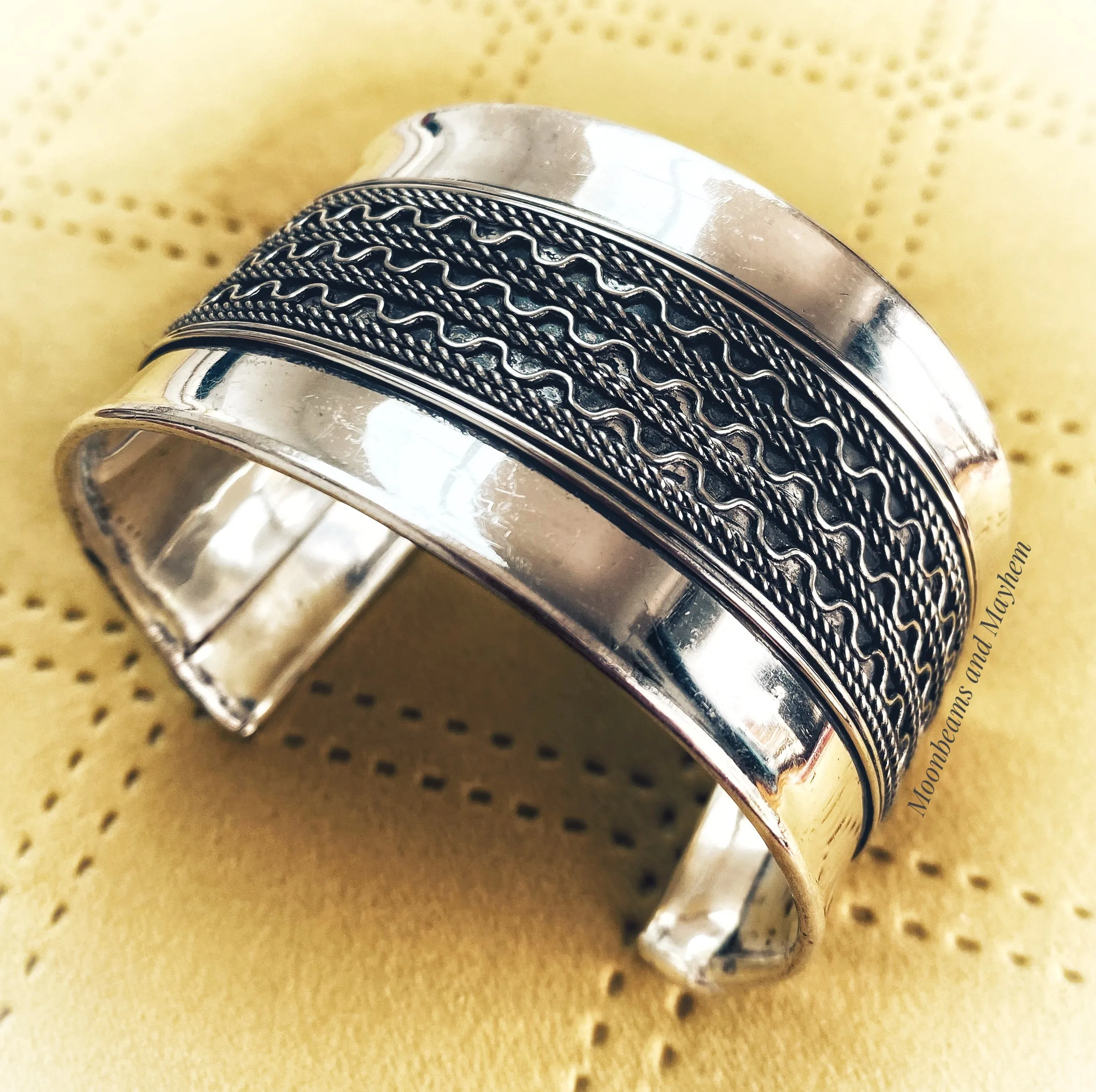 BEAUTIFUL GRACE CUFF / BRACELET