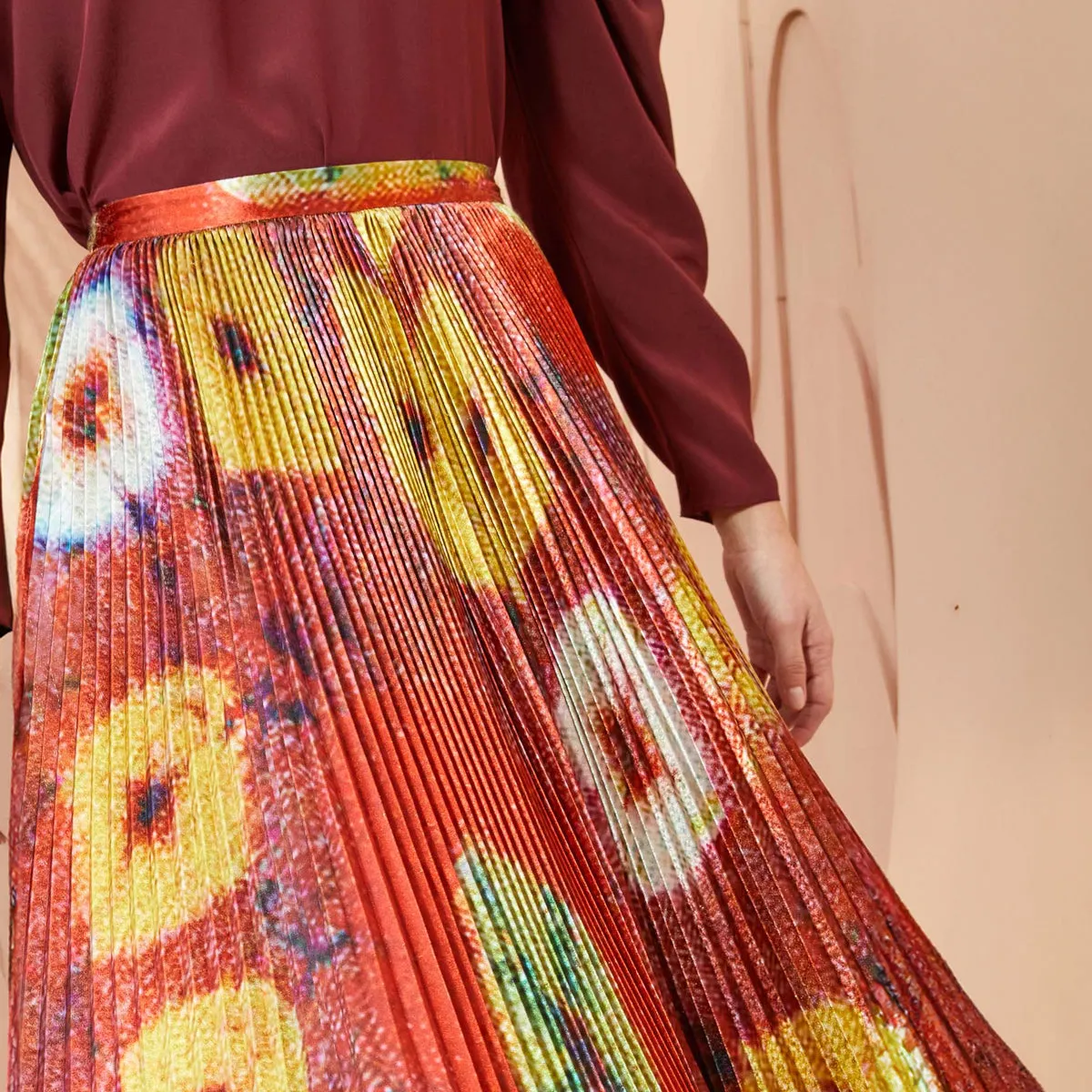 RAMI SKIRT PLEATED RAINBOW MEDALLION